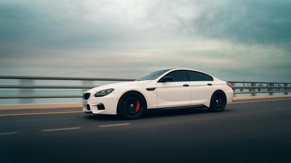 Quelles sont les caractéristiques essentielles d'un véhicule pour les conducteurs seniors afin d'assurer leur sécurité?